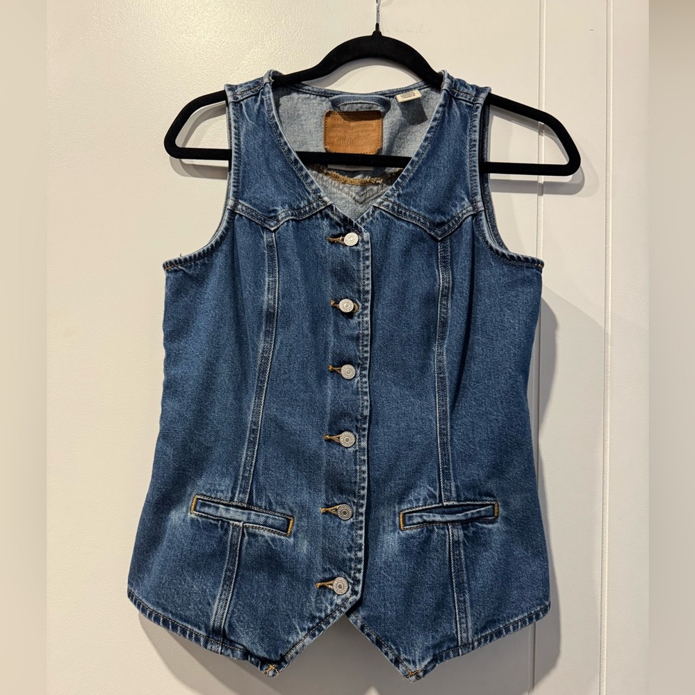 Levi’s Longline Denim Vest in Enchantment - Picture 6 of 8